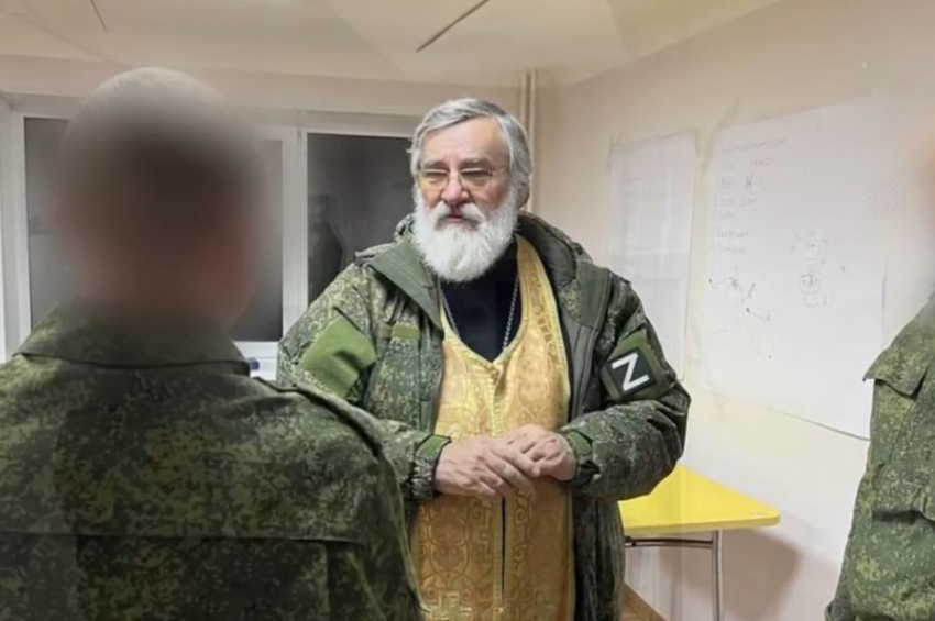 Mitropolitul care a sfințit submarinul ”Kursk” binecuvântează soldații ce pleacă în ...