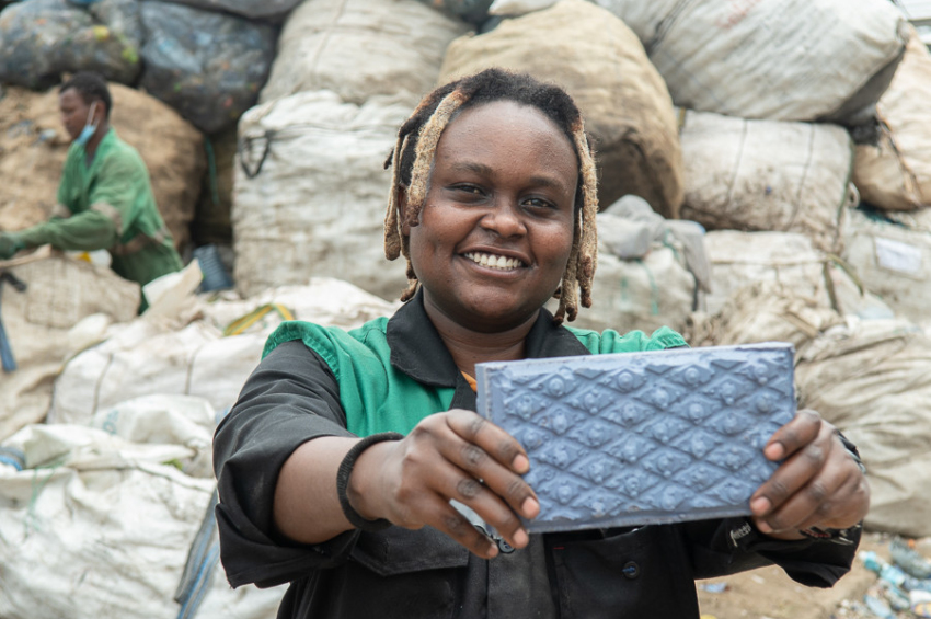 [video] O ingineră din Kenia se pregătește să construiască case din plastic
