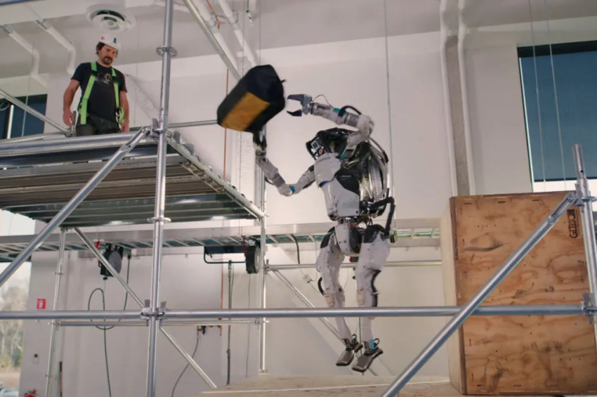 [2 video] Cum se descurcă un robot biped pe șantierul de construcții