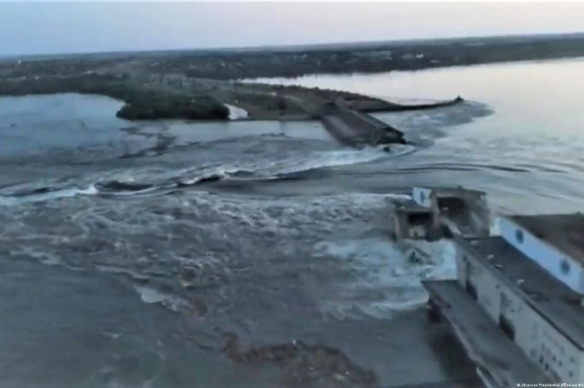 [videos] Russia blows up major dam to slow down Ukrainian offensive