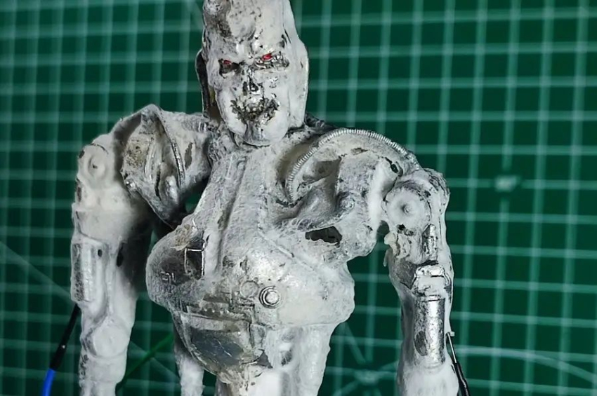 Scientists create ugly Terminator-like robot with living skin