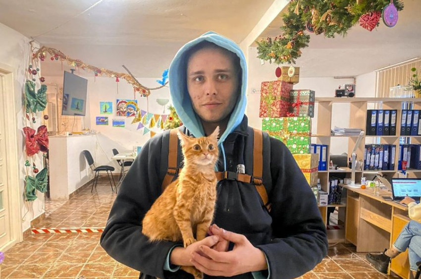 Ukrainian man and his kitten rescued from a ravine during perilous escape from war