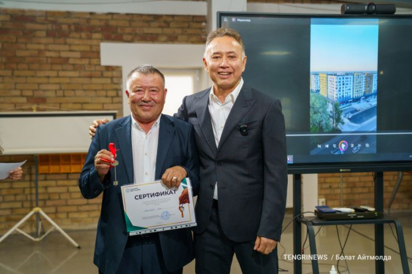 [video] Kazakh businessman donates 100 new apartments to ordinary employees
